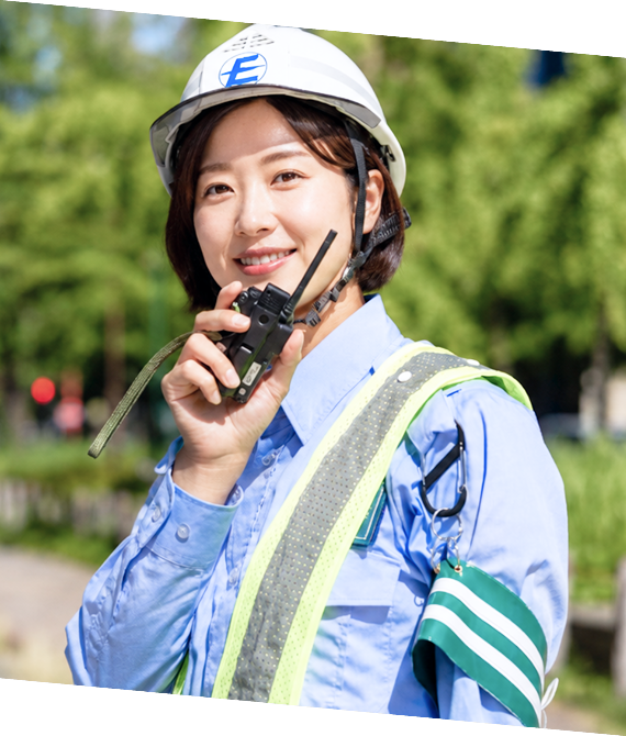 交通誘導を行うスタッフ