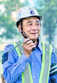 警備スタッフの作業の様子02（スマホ）
